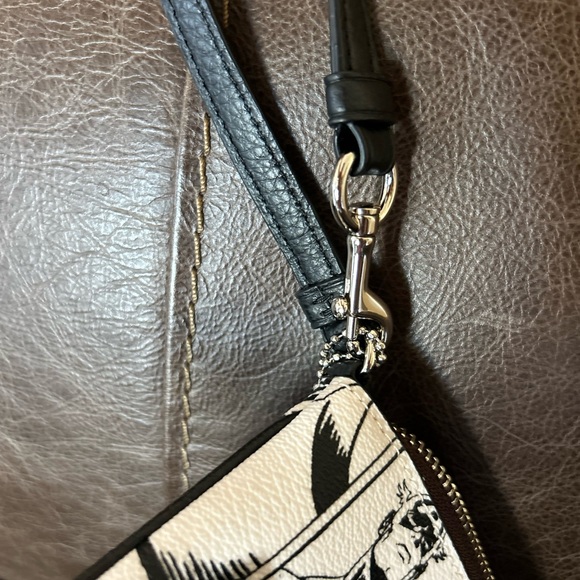 RARE Coach Marvel Gallery Pouch Wrislet - Picture 10 of 10